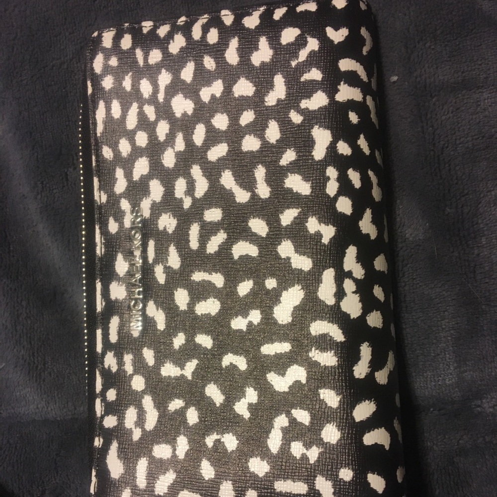 Michael Kors Leopard smartphone wristlet